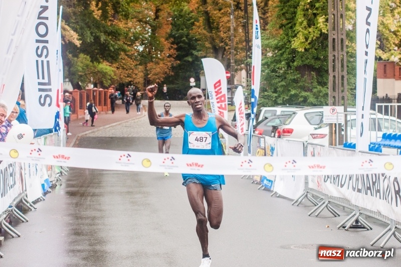 Zdjęcie w galerii na portalu naszraciborz.pl: V RAFAKO Półmaraton Racibórz - bramka otwarta wiadomości z regionu