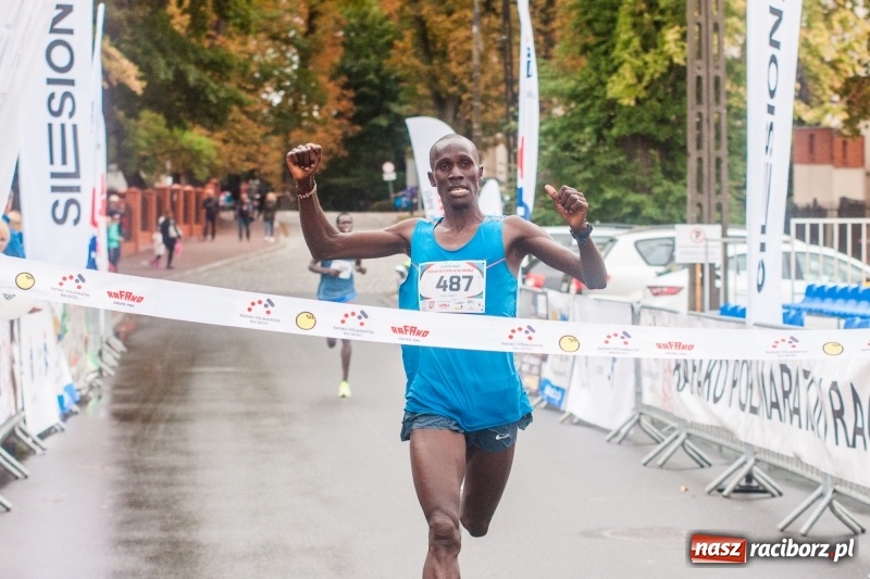 Zdjęcie w galerii na portalu naszraciborz.pl: V RAFAKO Półmaraton Racibórz - bramka otwarta wiadomości z regionu