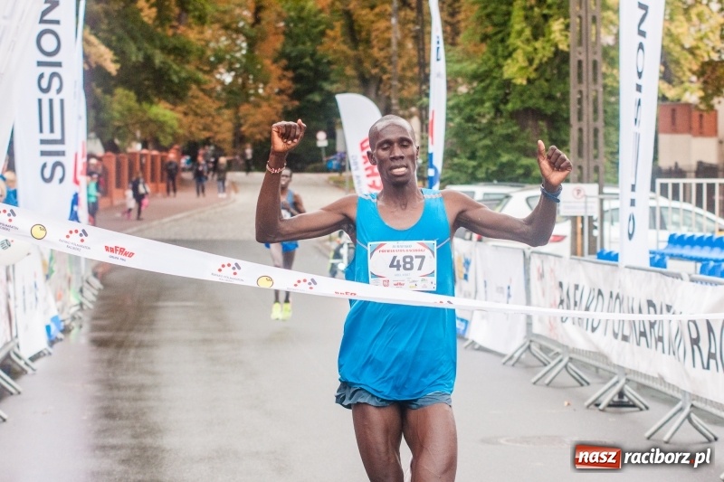 Zdjęcie w galerii na portalu naszraciborz.pl: V RAFAKO Półmaraton Racibórz - bramka otwarta wiadomości z regionu