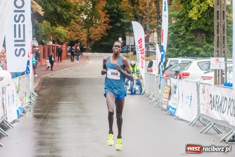 Zdjęcie w galerii na portalu naszraciborz.pl: V RAFAKO Półmaraton Racibórz - bramka otwarta wiadomości z regionu