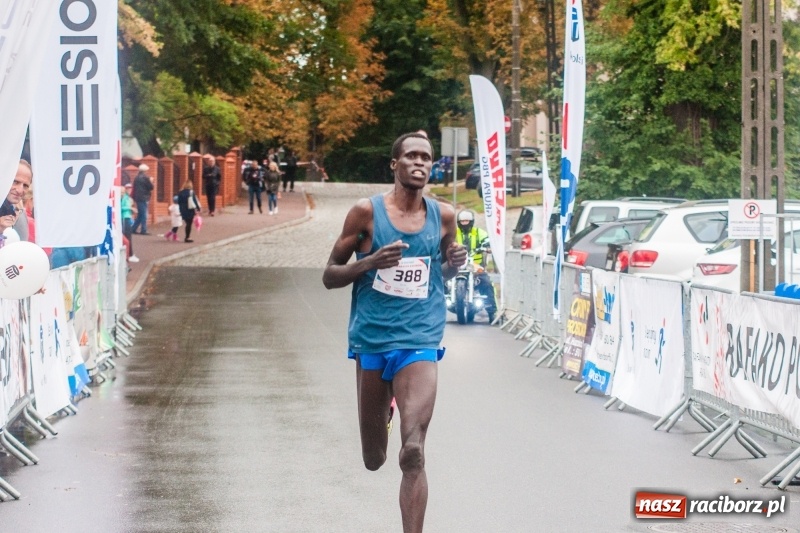 Zdjęcie w galerii na portalu naszraciborz.pl: V RAFAKO Półmaraton Racibórz - bramka otwarta wiadomości z regionu