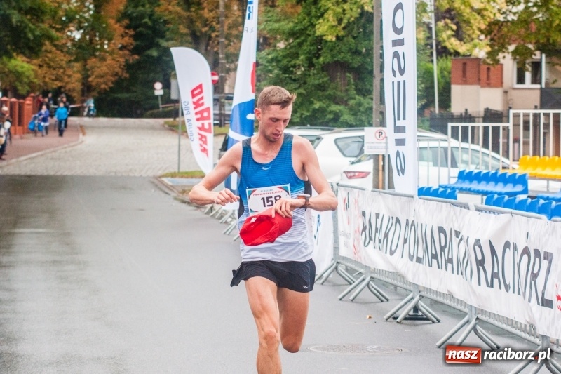 Zdjęcie w galerii na portalu naszraciborz.pl: V RAFAKO Półmaraton Racibórz - bramka otwarta wiadomości z regionu