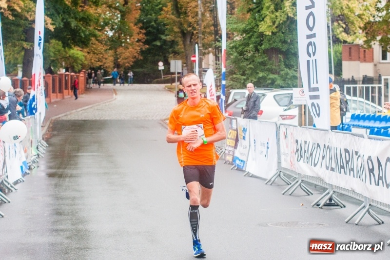 Zdjęcie w galerii na portalu naszraciborz.pl: V RAFAKO Półmaraton Racibórz - bramka otwarta wiadomości z regionu