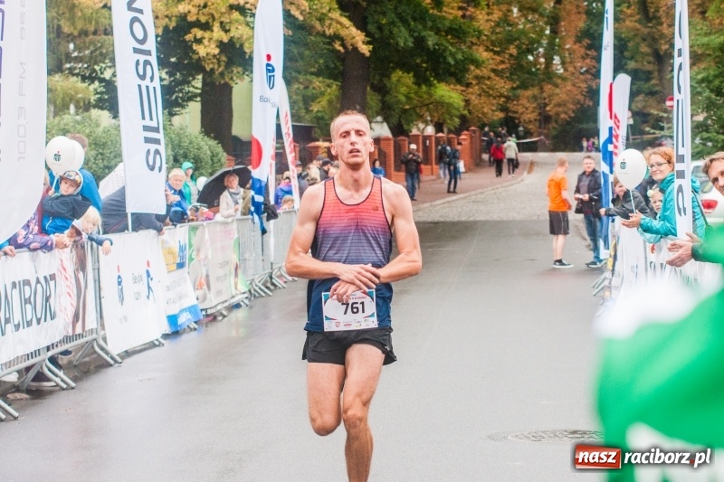Zdjęcie w galerii na portalu naszraciborz.pl: V RAFAKO Półmaraton Racibórz - bramka otwarta wiadomości z regionu