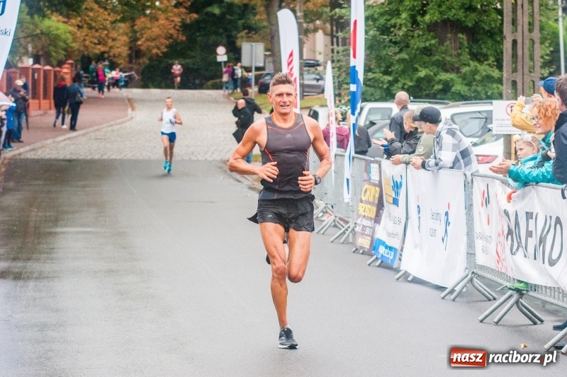 Zdjęcie w galerii na portalu naszraciborz.pl: V RAFAKO Półmaraton Racibórz - bramka otwarta wiadomości z regionu