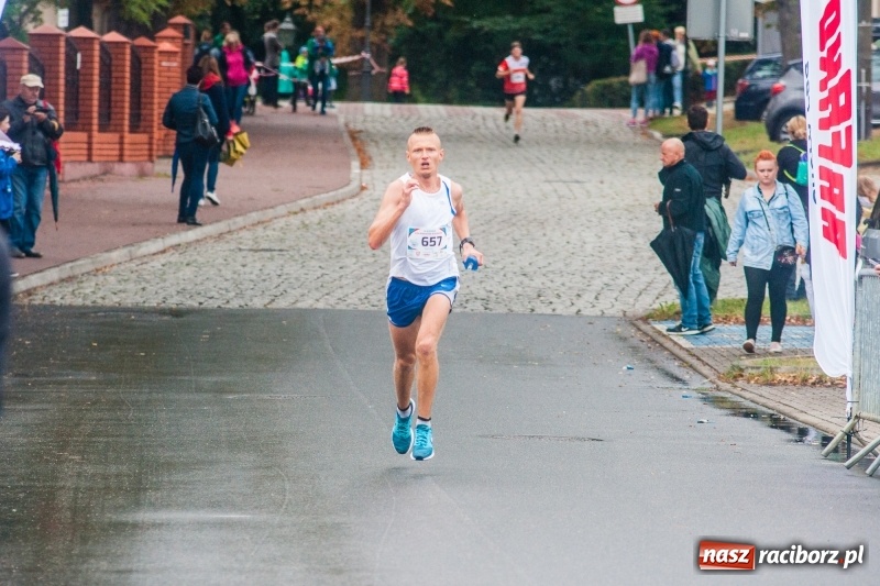Zdjęcie w galerii na portalu naszraciborz.pl: V RAFAKO Półmaraton Racibórz - bramka otwarta wiadomości z regionu