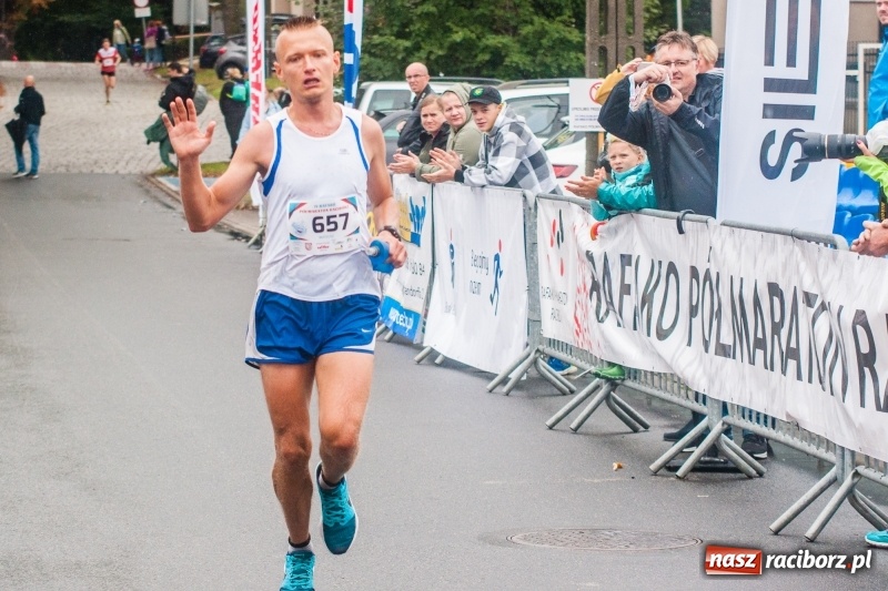 Zdjęcie w galerii na portalu naszraciborz.pl: V RAFAKO Półmaraton Racibórz - bramka otwarta wiadomości z regionu