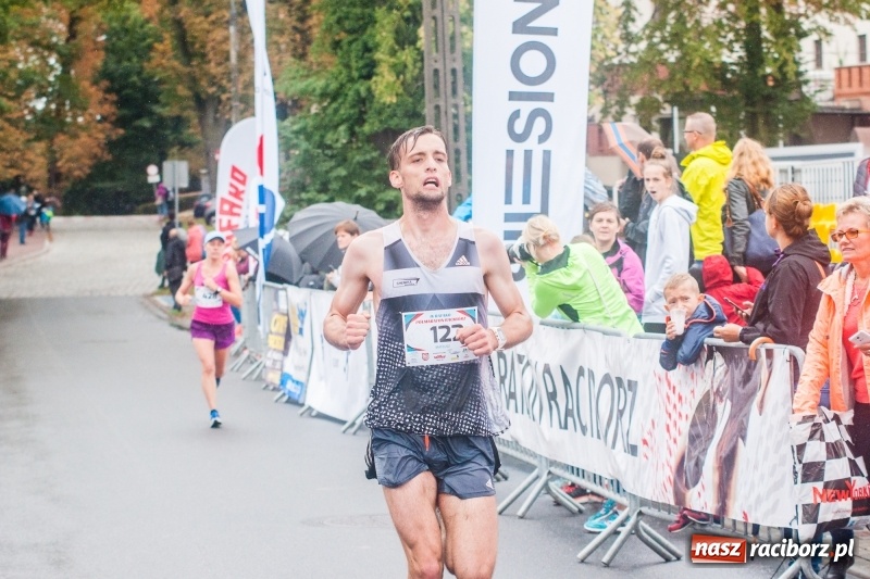 Zdjęcie w galerii na portalu naszraciborz.pl: V RAFAKO Półmaraton Racibórz - bramka otwarta wiadomości z regionu