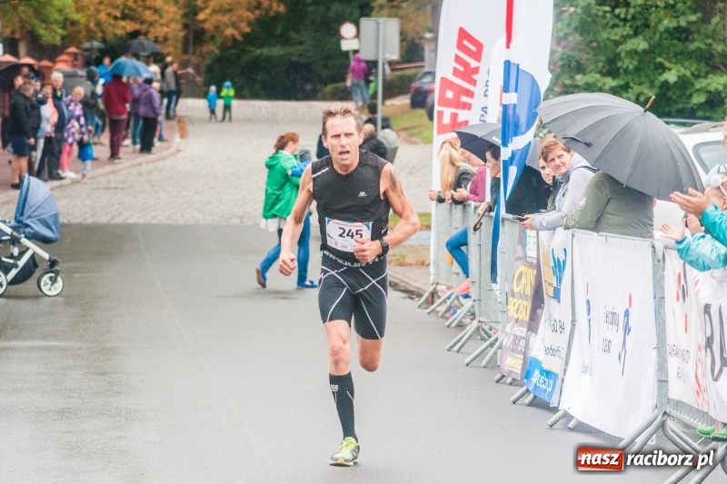 Zdjęcie w galerii na portalu naszraciborz.pl: V RAFAKO Półmaraton Racibórz - bramka otwarta wiadomości z regionu