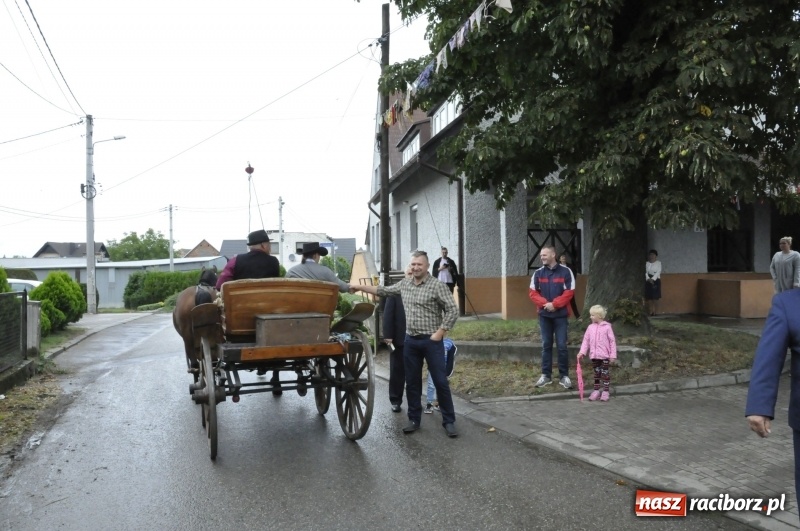 Zdjęcie w galerii na portalu naszraciborz.pl: Dożynki w Żerdzinach. Po proboszcza wysłali bryczkę do Cyprzanowa wiadomości z regionu