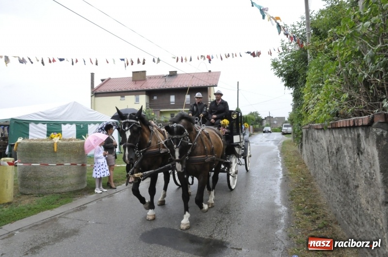 Zdjęcie w galerii na portalu naszraciborz.pl: Dożynki w Żerdzinach. Po proboszcza wysłali bryczkę do Cyprzanowa wiadomości z regionu
