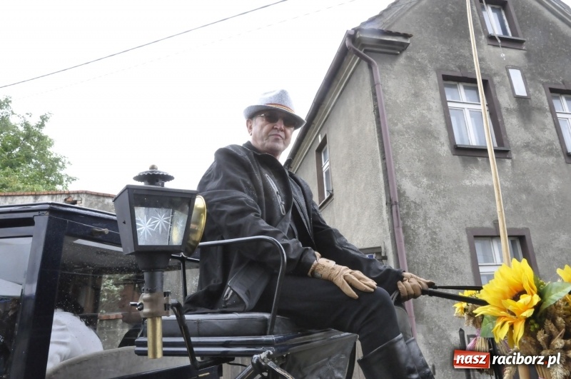 Zdjęcie w galerii na portalu naszraciborz.pl: Dożynki w Żerdzinach. Po proboszcza wysłali bryczkę do Cyprzanowa wiadomości z regionu