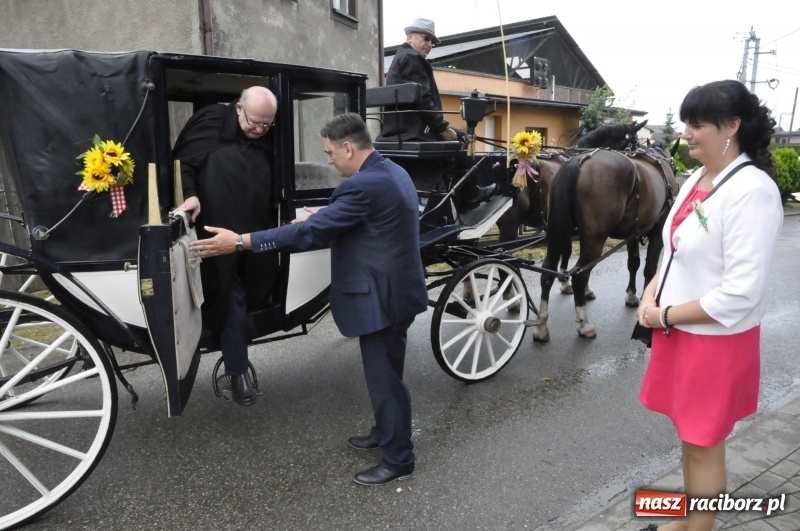 Zdjęcie w galerii na portalu naszraciborz.pl: Dożynki w Żerdzinach. Po proboszcza wysłali bryczkę do Cyprzanowa wiadomości z regionu