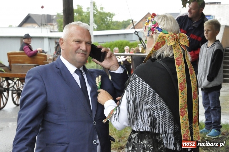 Zdjęcie w galerii na portalu naszraciborz.pl: Dożynki w Żerdzinach. Po proboszcza wysłali bryczkę do Cyprzanowa wiadomości z regionu