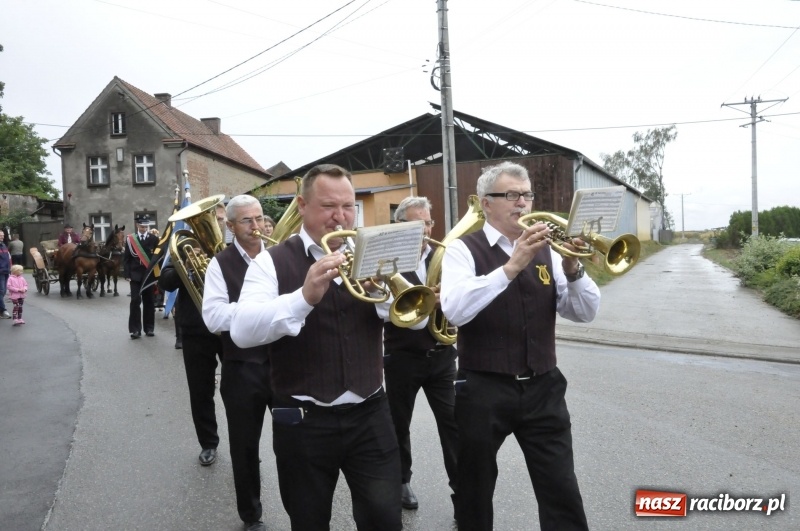 Zdjęcie w galerii na portalu naszraciborz.pl: Dożynki w Żerdzinach. Po proboszcza wysłali bryczkę do Cyprzanowa wiadomości z regionu