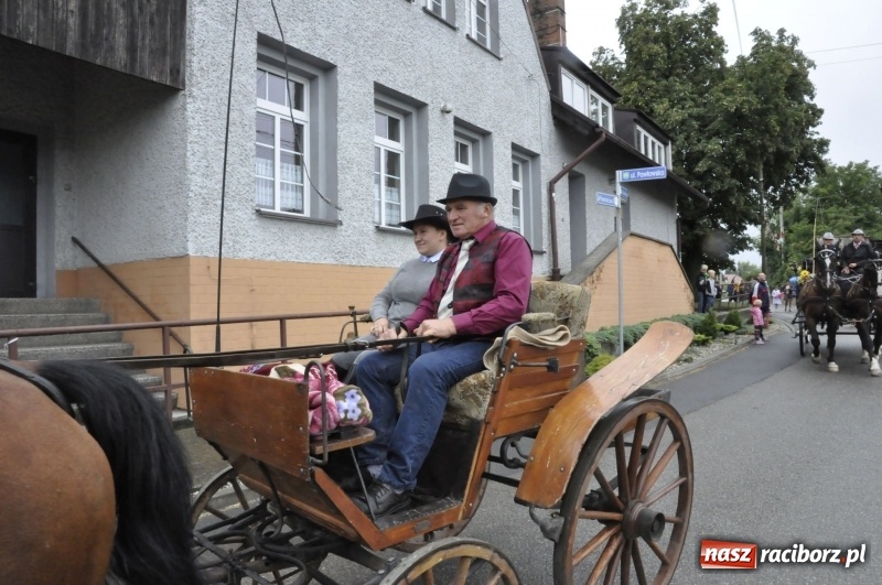 Zdjęcie w galerii na portalu naszraciborz.pl: Dożynki w Żerdzinach. Po proboszcza wysłali bryczkę do Cyprzanowa wiadomości z regionu