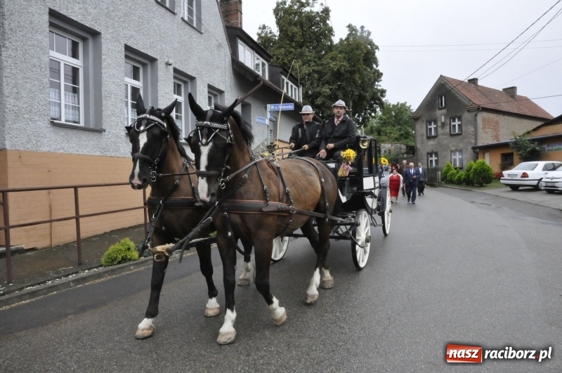 Zdjęcie w galerii na portalu naszraciborz.pl: Dożynki w Żerdzinach. Po proboszcza wysłali bryczkę do Cyprzanowa wiadomości z regionu