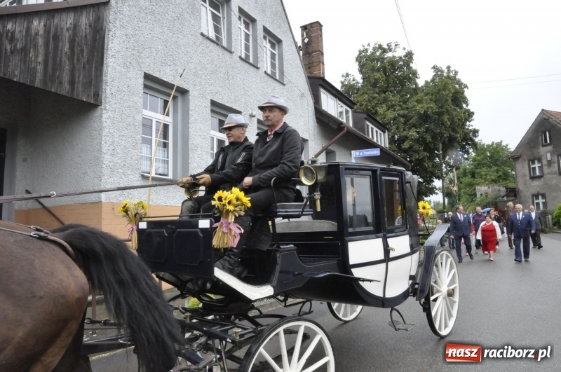 Zdjęcie w galerii na portalu naszraciborz.pl: Dożynki w Żerdzinach. Po proboszcza wysłali bryczkę do Cyprzanowa wiadomości z regionu