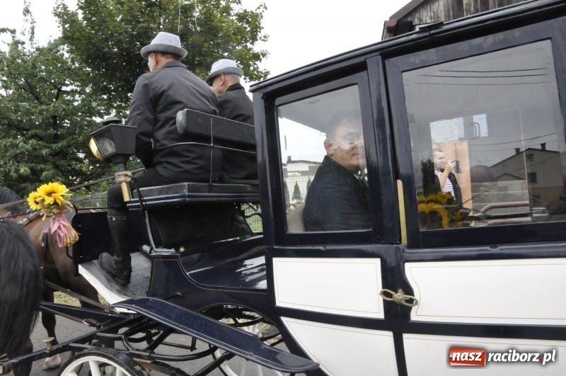Zdjęcie w galerii na portalu naszraciborz.pl: Dożynki w Żerdzinach. Po proboszcza wysłali bryczkę do Cyprzanowa wiadomości z regionu