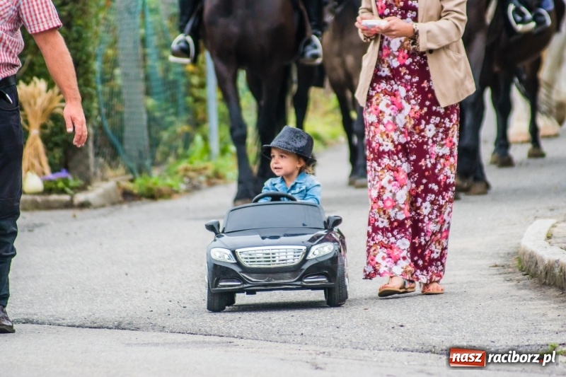 Zdjęcie w galerii na portalu naszraciborz.pl: Odjazdowe Omy i rolnik Abdul na dożynkach w Rudniku wiadomości z regionu