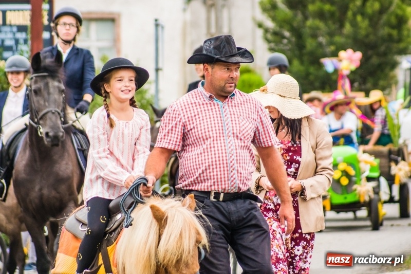 Zdjęcie w galerii na portalu naszraciborz.pl: Odjazdowe Omy i rolnik Abdul na dożynkach w Rudniku wiadomości z regionu
