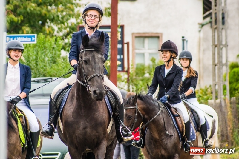 Zdjęcie w galerii na portalu naszraciborz.pl: Odjazdowe Omy i rolnik Abdul na dożynkach w Rudniku wiadomości z regionu