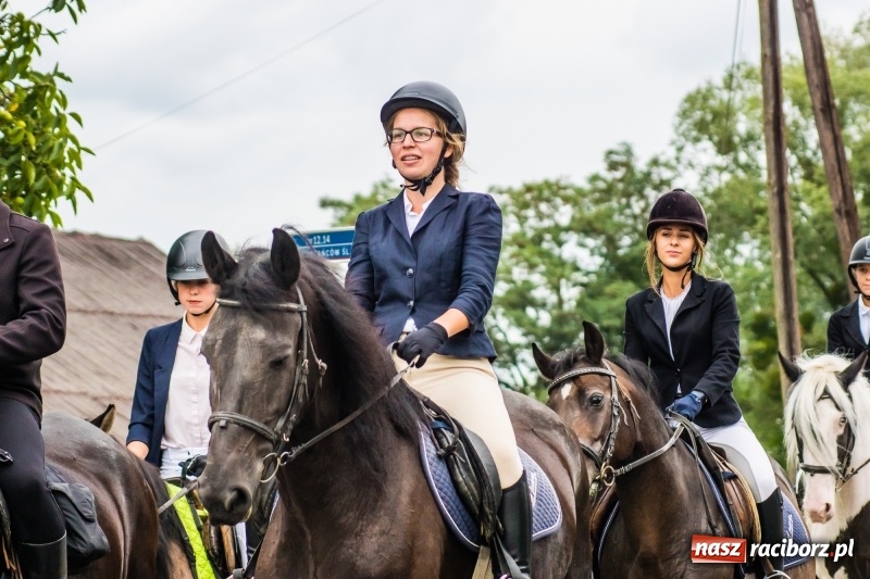 Zdjęcie w galerii na portalu naszraciborz.pl: Odjazdowe Omy i rolnik Abdul na dożynkach w Rudniku wiadomości z regionu