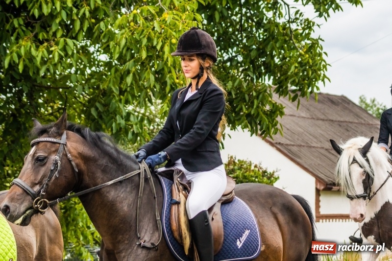 Zdjęcie w galerii na portalu naszraciborz.pl: Odjazdowe Omy i rolnik Abdul na dożynkach w Rudniku wiadomości z regionu