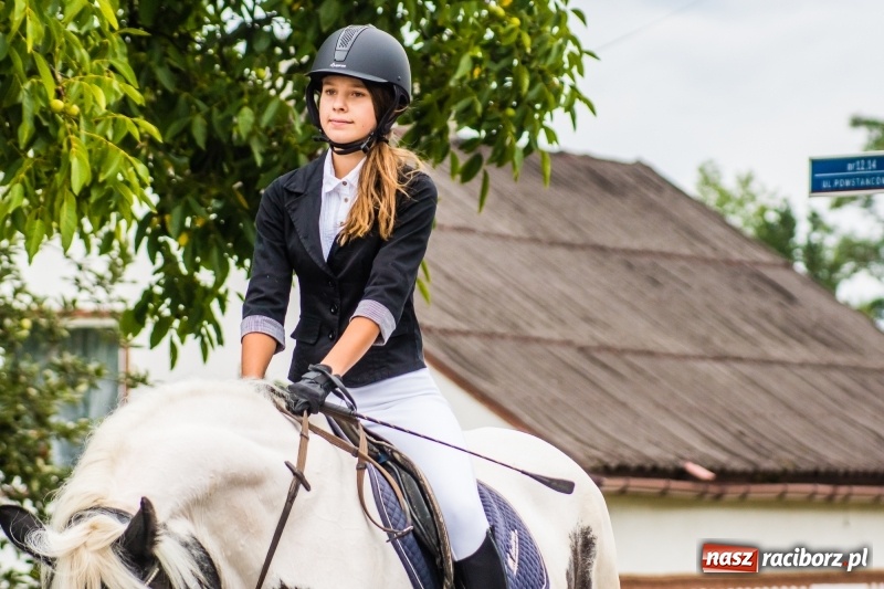 Zdjęcie w galerii na portalu naszraciborz.pl: Odjazdowe Omy i rolnik Abdul na dożynkach w Rudniku wiadomości z regionu