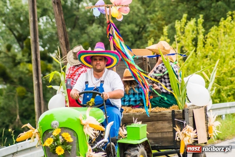 Zdjęcie w galerii na portalu naszraciborz.pl: Odjazdowe Omy i rolnik Abdul na dożynkach w Rudniku wiadomości z regionu