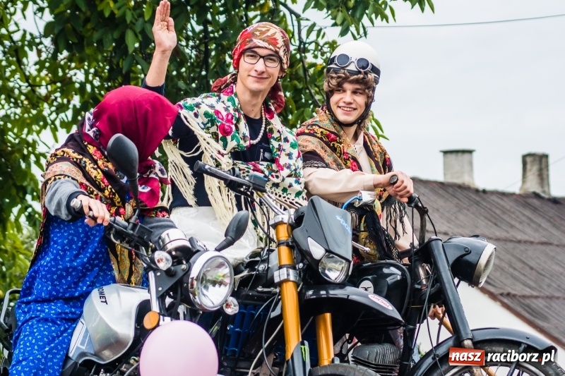 Zdjęcie w galerii na portalu naszraciborz.pl: Odjazdowe Omy i rolnik Abdul na dożynkach w Rudniku wiadomości z regionu