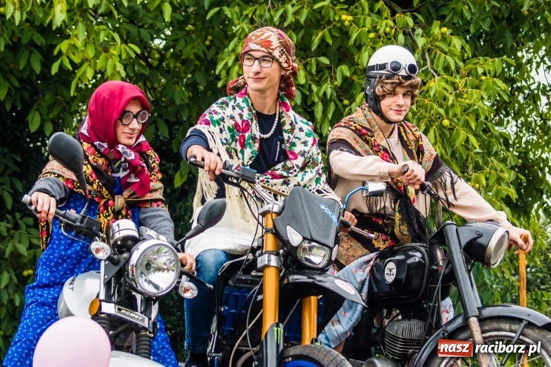 Zdjęcie w galerii na portalu naszraciborz.pl: Odjazdowe Omy i rolnik Abdul na dożynkach w Rudniku wiadomości z regionu