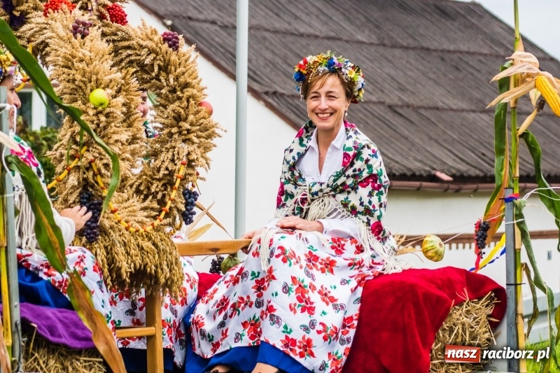 Zdjęcie w galerii na portalu naszraciborz.pl: Odjazdowe Omy i rolnik Abdul na dożynkach w Rudniku wiadomości z regionu