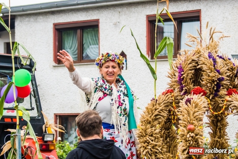 Zdjęcie w galerii na portalu naszraciborz.pl: Odjazdowe Omy i rolnik Abdul na dożynkach w Rudniku wiadomości z regionu
