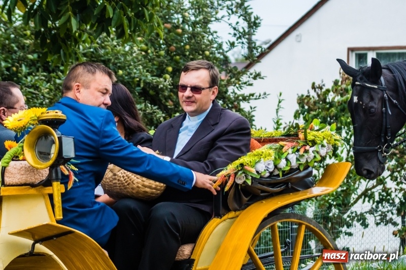 Zdjęcie w galerii na portalu naszraciborz.pl: Odjazdowe Omy i rolnik Abdul na dożynkach w Rudniku wiadomości z regionu