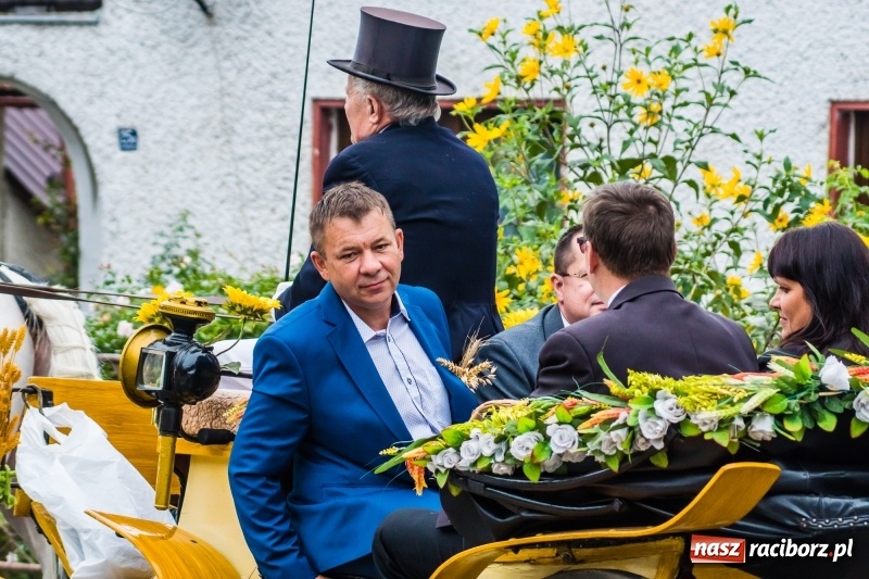 Zdjęcie w galerii na portalu naszraciborz.pl: Odjazdowe Omy i rolnik Abdul na dożynkach w Rudniku wiadomości z regionu