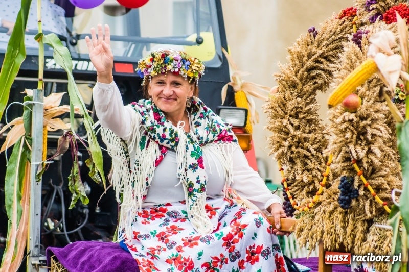 Zdjęcie w galerii na portalu naszraciborz.pl: Odjazdowe Omy i rolnik Abdul na dożynkach w Rudniku wiadomości z regionu