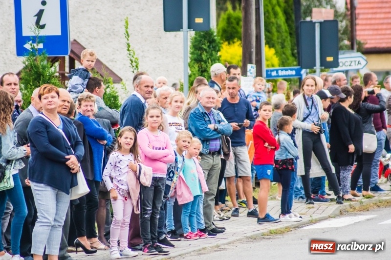 Zdjęcie w galerii na portalu naszraciborz.pl: Odjazdowe Omy i rolnik Abdul na dożynkach w Rudniku wiadomości z regionu