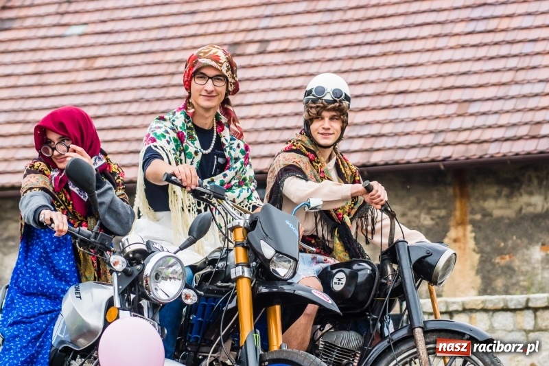 Zdjęcie w galerii na portalu naszraciborz.pl: Odjazdowe Omy i rolnik Abdul na dożynkach w Rudniku wiadomości z regionu