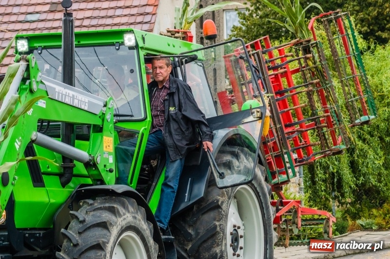 Zdjęcie w galerii na portalu naszraciborz.pl: Odjazdowe Omy i rolnik Abdul na dożynkach w Rudniku wiadomości z regionu