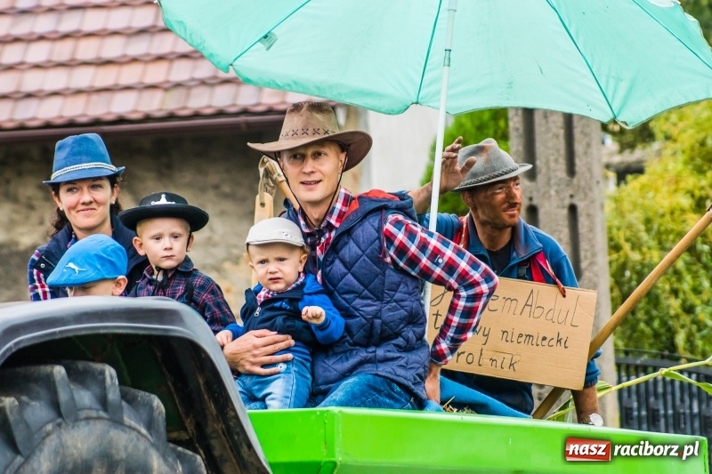 Zdjęcie w galerii na portalu naszraciborz.pl: Odjazdowe Omy i rolnik Abdul na dożynkach w Rudniku wiadomości z regionu
