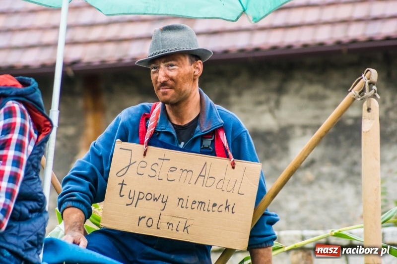 Zdjęcie w galerii na portalu naszraciborz.pl: Odjazdowe Omy i rolnik Abdul na dożynkach w Rudniku wiadomości z regionu
