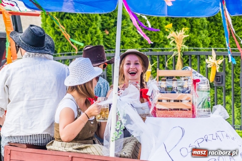 Zdjęcie w galerii na portalu naszraciborz.pl: Odjazdowe Omy i rolnik Abdul na dożynkach w Rudniku wiadomości z regionu