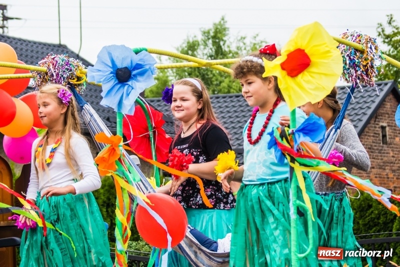 Zdjęcie w galerii na portalu naszraciborz.pl: Odjazdowe Omy i rolnik Abdul na dożynkach w Rudniku wiadomości z regionu