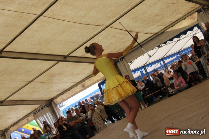 Zdjęcie w galerii na portalu naszraciborz.pl: Krzanowickie Omy i Opy, Zbóje i Mirek Jędrowski zabawiali publiczność na dożynkach powiatowych w Krzanowicach wiadomości z regionu