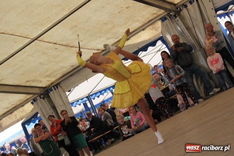 Zdjęcie w galerii na portalu naszraciborz.pl: Krzanowickie Omy i Opy, Zbóje i Mirek Jędrowski zabawiali publiczność na dożynkach powiatowych w Krzanowicach wiadomości z regionu