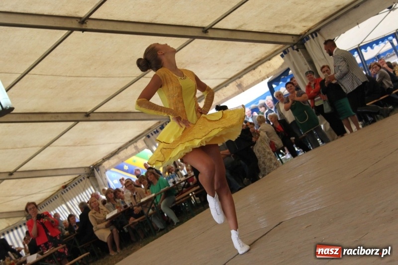 Zdjęcie w galerii na portalu naszraciborz.pl: Krzanowickie Omy i Opy, Zbóje i Mirek Jędrowski zabawiali publiczność na dożynkach powiatowych w Krzanowicach wiadomości z regionu