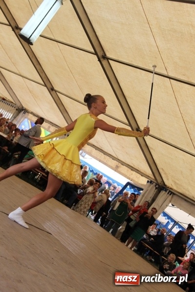 Zdjęcie w galerii na portalu naszraciborz.pl: Krzanowickie Omy i Opy, Zbóje i Mirek Jędrowski zabawiali publiczność na dożynkach powiatowych w Krzanowicach wiadomości z regionu