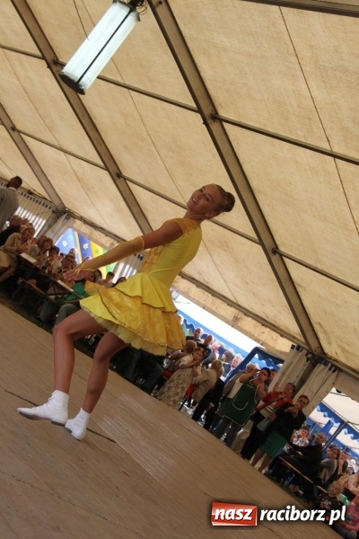 Zdjęcie w galerii na portalu naszraciborz.pl: Krzanowickie Omy i Opy, Zbóje i Mirek Jędrowski zabawiali publiczność na dożynkach powiatowych w Krzanowicach wiadomości z regionu