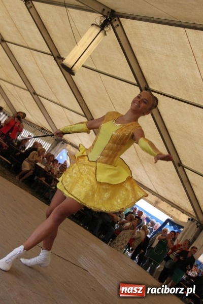 Zdjęcie w galerii na portalu naszraciborz.pl: Krzanowickie Omy i Opy, Zbóje i Mirek Jędrowski zabawiali publiczność na dożynkach powiatowych w Krzanowicach wiadomości z regionu